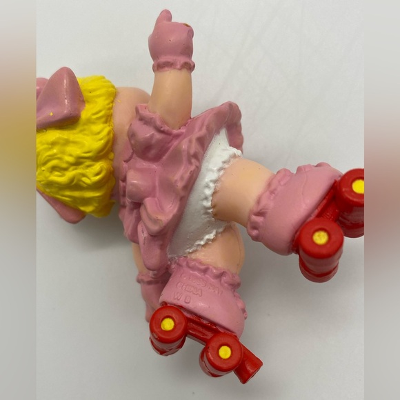 Vintage McDonald’s Miss Piggy Skating Figure Toy - Picture 9 of 9